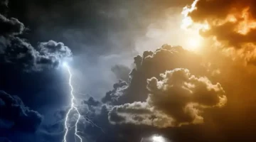 العاصفة المدمرة تفرض إنذارات حمراء وسيول تهدد حياة الملايين في 10 مناطق سعودية 1